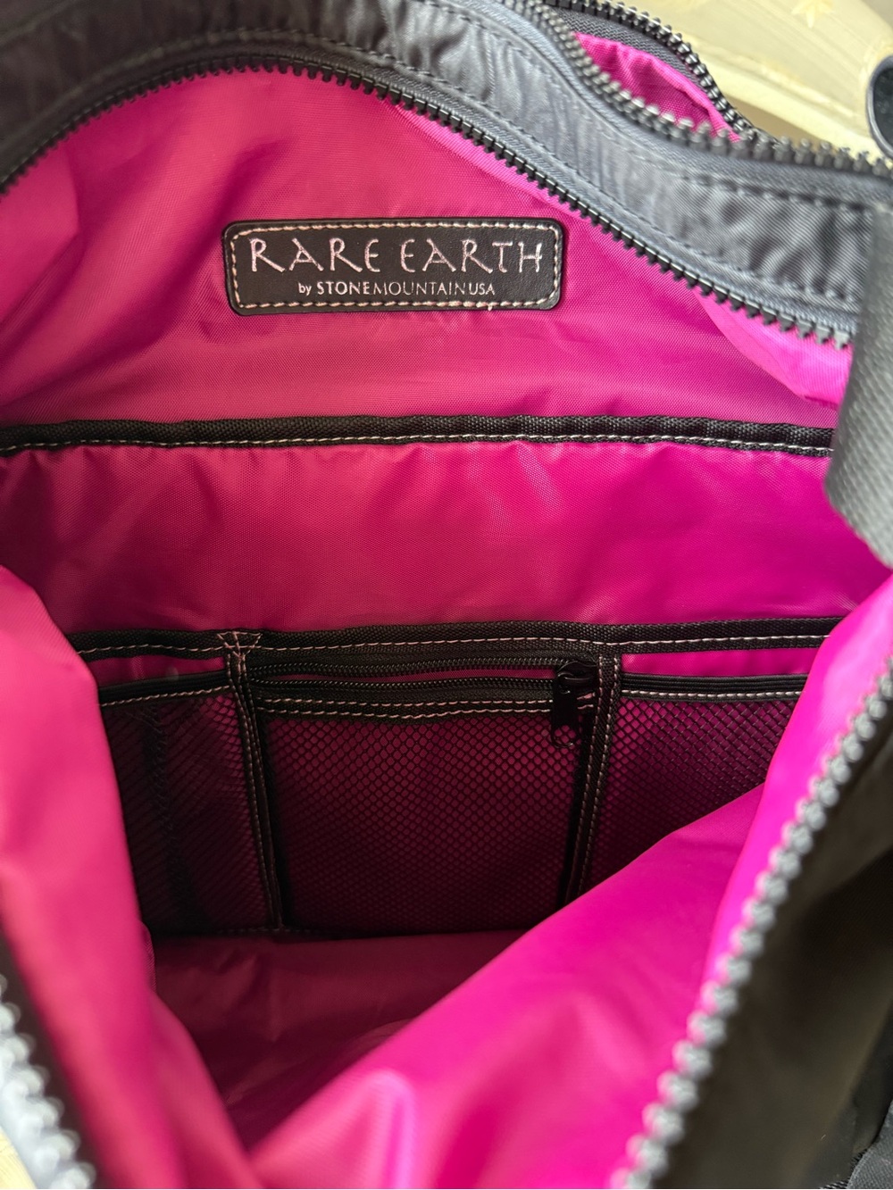 Rare Earth by Stone Mountain Everyday Black Crossbody Travel Bag with Pink Liner - Picture 3 of 7